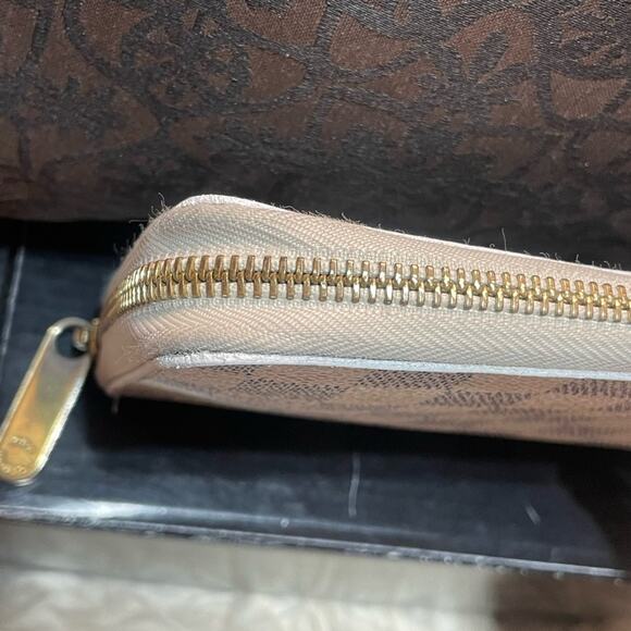 Louis Vuitton Azure large Organizer Wallet Full zip. Comes with a COA - Picture 4 of 11